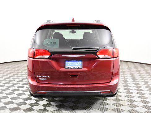 Used 2019 Chrysler Pacifica Touring-L FWD image 6