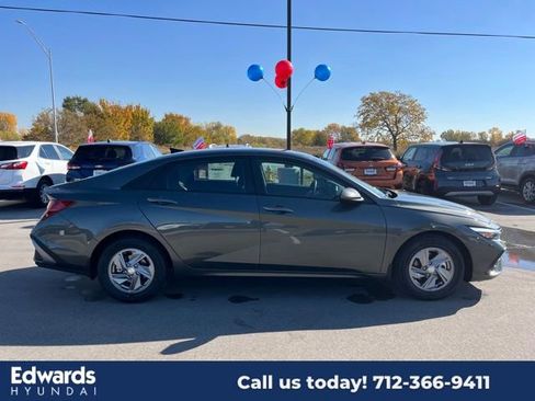 New 2025 Hyundai Elantra SE image 4