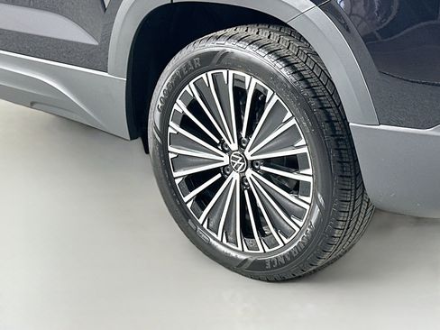 Certified 2025 Volkswagen Taos SE image 8