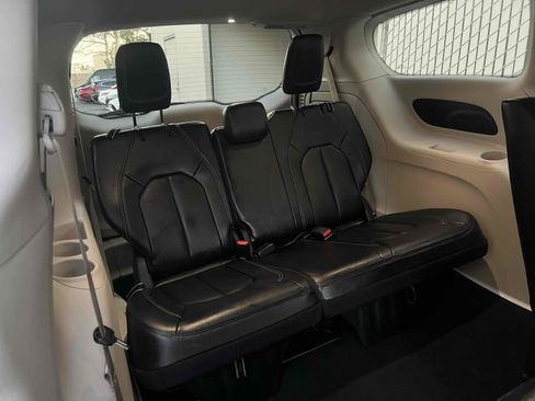 Used 2022 Chrysler Pacifica Touring-L image 37
