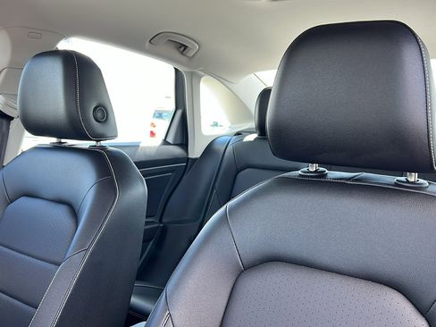 Used 2024 Volkswagen Jetta SE FWD image 17