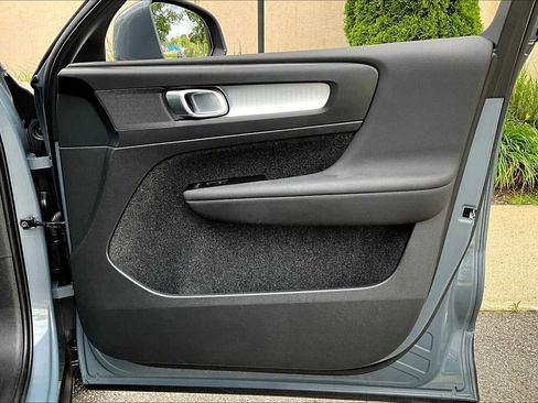 Used 2022 Volvo XC40 T5 Momentum image 22