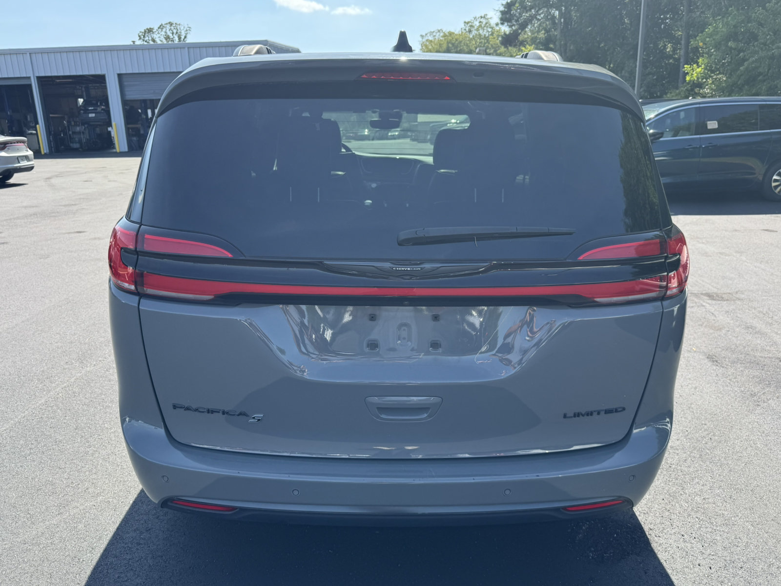 Used 2025 Chrysler Pacifica Limited FWD image 5