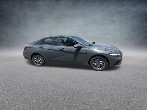 Used 2025 Hyundai Elantra Blue image 26