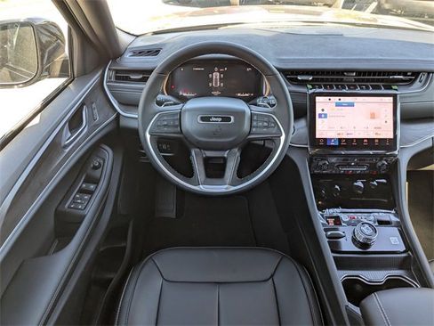 New 2025 Jeep Grand Cherokee Limited image 16