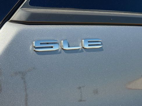 Used 2024 GMC Terrain SLE w/ Driver Convenience Package FWD image 9