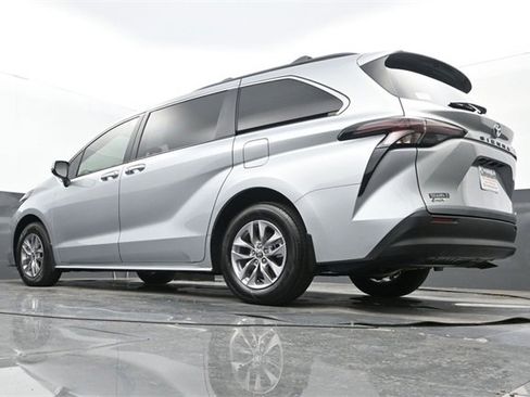 Used 2025 Toyota Sienna LE image 25