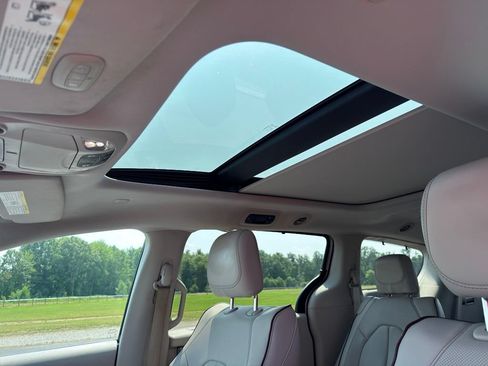 Used 2017 Chrysler Pacifica Limited w/ Advanced Safetytec Group FWD image 20