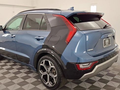 Used 2023 Kia Niro SX Touring image 2