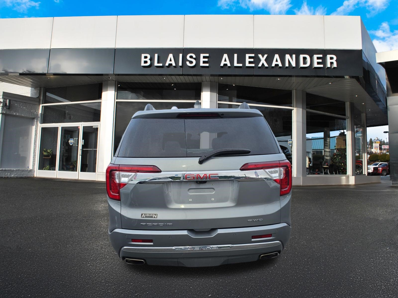 Used 2023 GMC Acadia Denali w/ Denali Technology Package AWD/4WD image 4