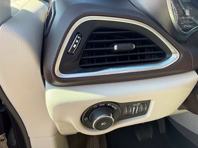 Used 2018 Chrysler Pacifica Touring-L Plus w/ Tire & Wheel Group FWD image 12