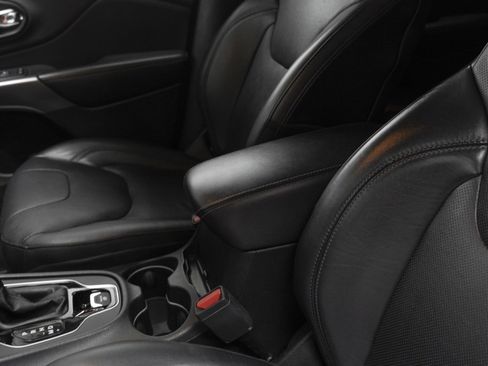 Used 2019 Jeep Cherokee Limited image 12