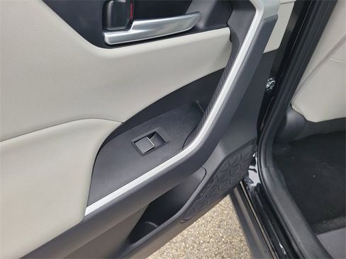 Used 2025 Toyota RAV4 XLE Premium image 10