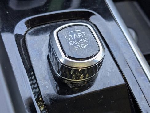 Certified 2023 Volvo XC60 B5 Plus w/ Climate Package image 31