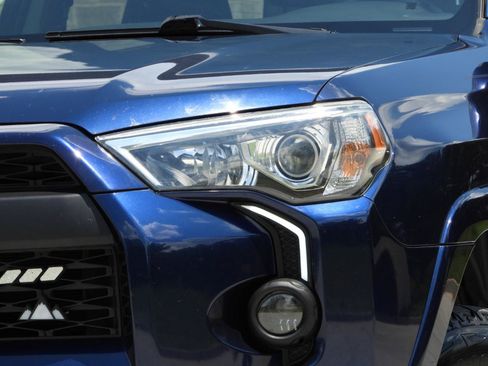 Used 2020 Toyota 4Runner SR5 AWD/4WD image 5