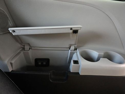 Used 2020 Toyota Sienna SE Premium image 40