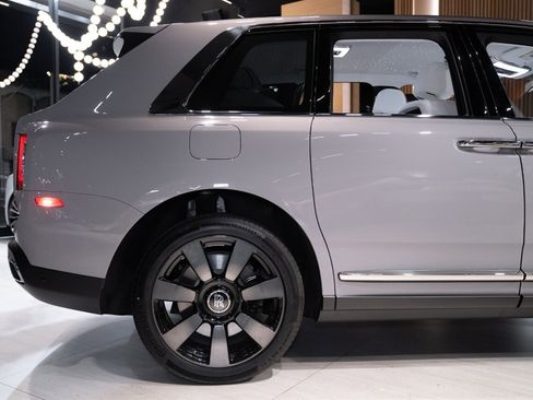 Used 2023 Rolls-Royce Cullinan w/ Cullinan Package image 10