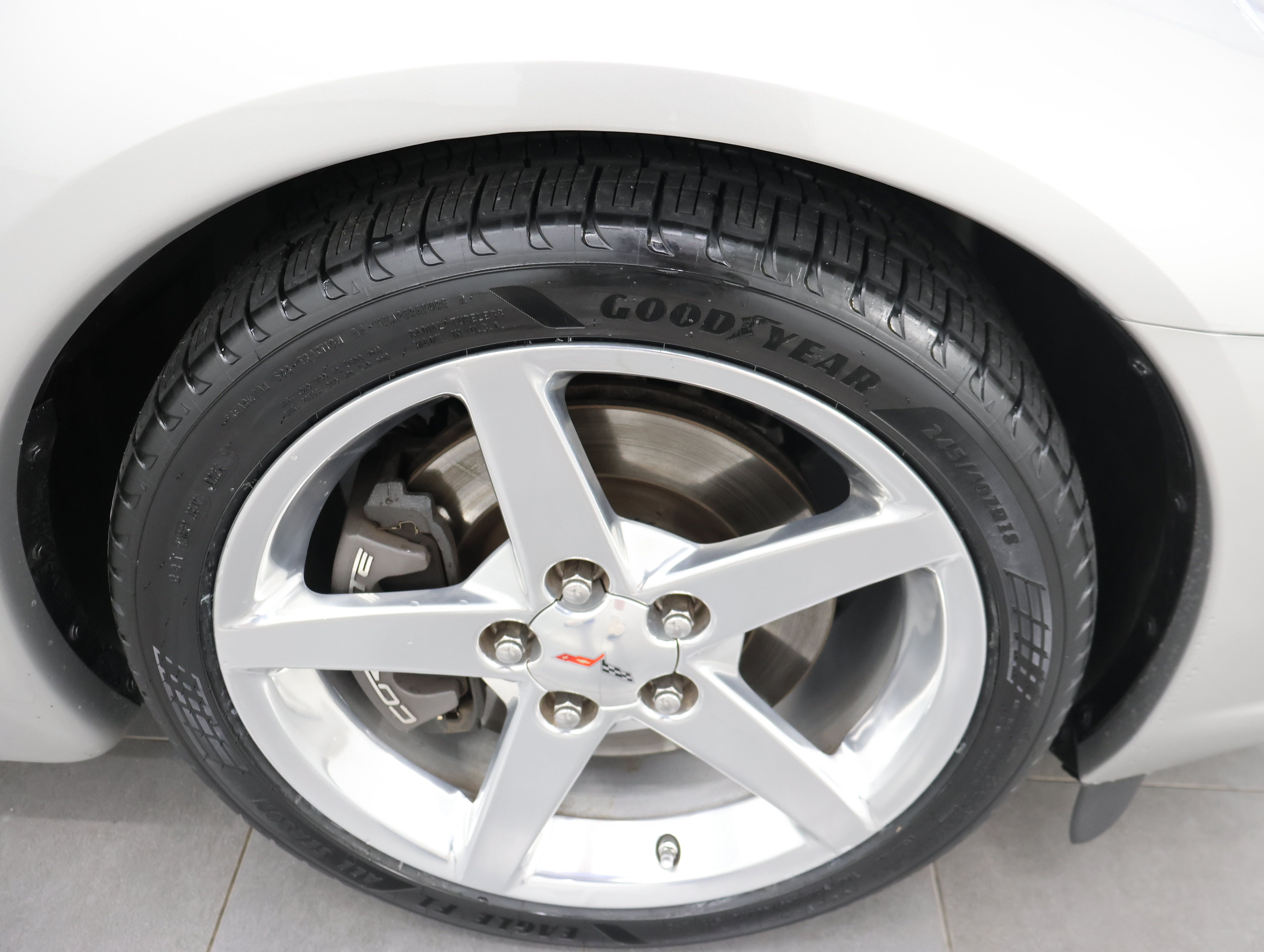 Used 2005 Chevrolet Corvette Coupe w/ Preferred Equipment Group RWD image 3