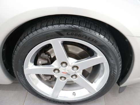 Used 2005 Chevrolet Corvette Coupe w/ Preferred Equipment Group RWD image 3