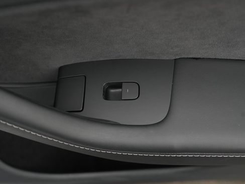 Used 2022 Tesla Model Y Long Range image 35