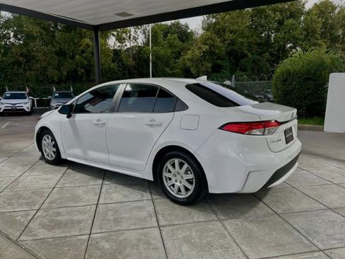 Used 2021 Toyota Corolla LE image 2
