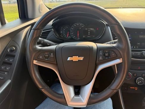 Used 2022 Chevrolet Trax LT w/ LT Convenience Package FWD image 17