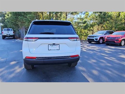 New 2025 Jeep Grand Cherokee Altitude image 32