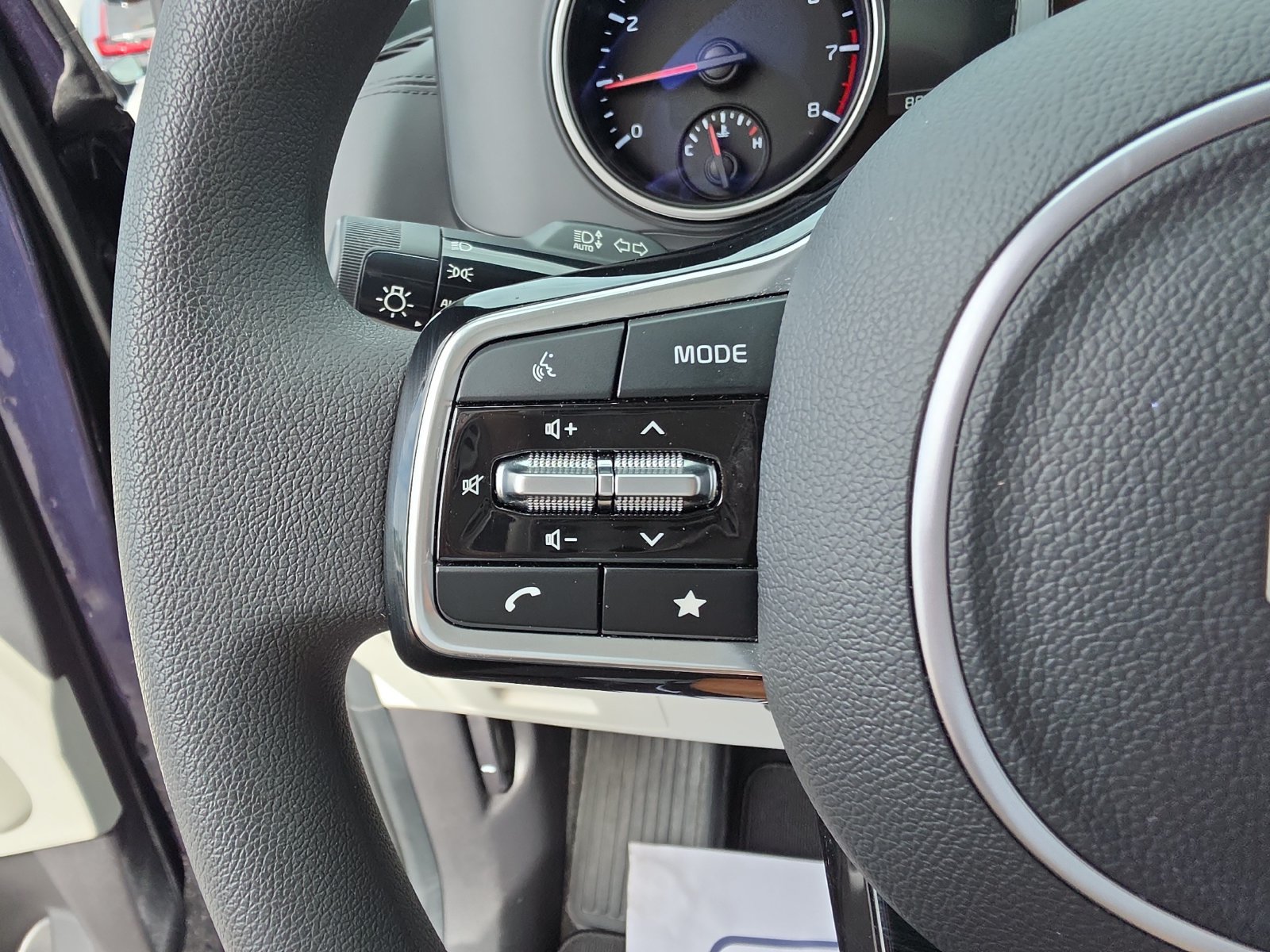 Used 2024 Kia Carnival LX FWD image 18