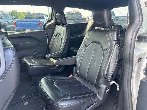 Used 2025 Chrysler Pacifica Select FWD image 30
