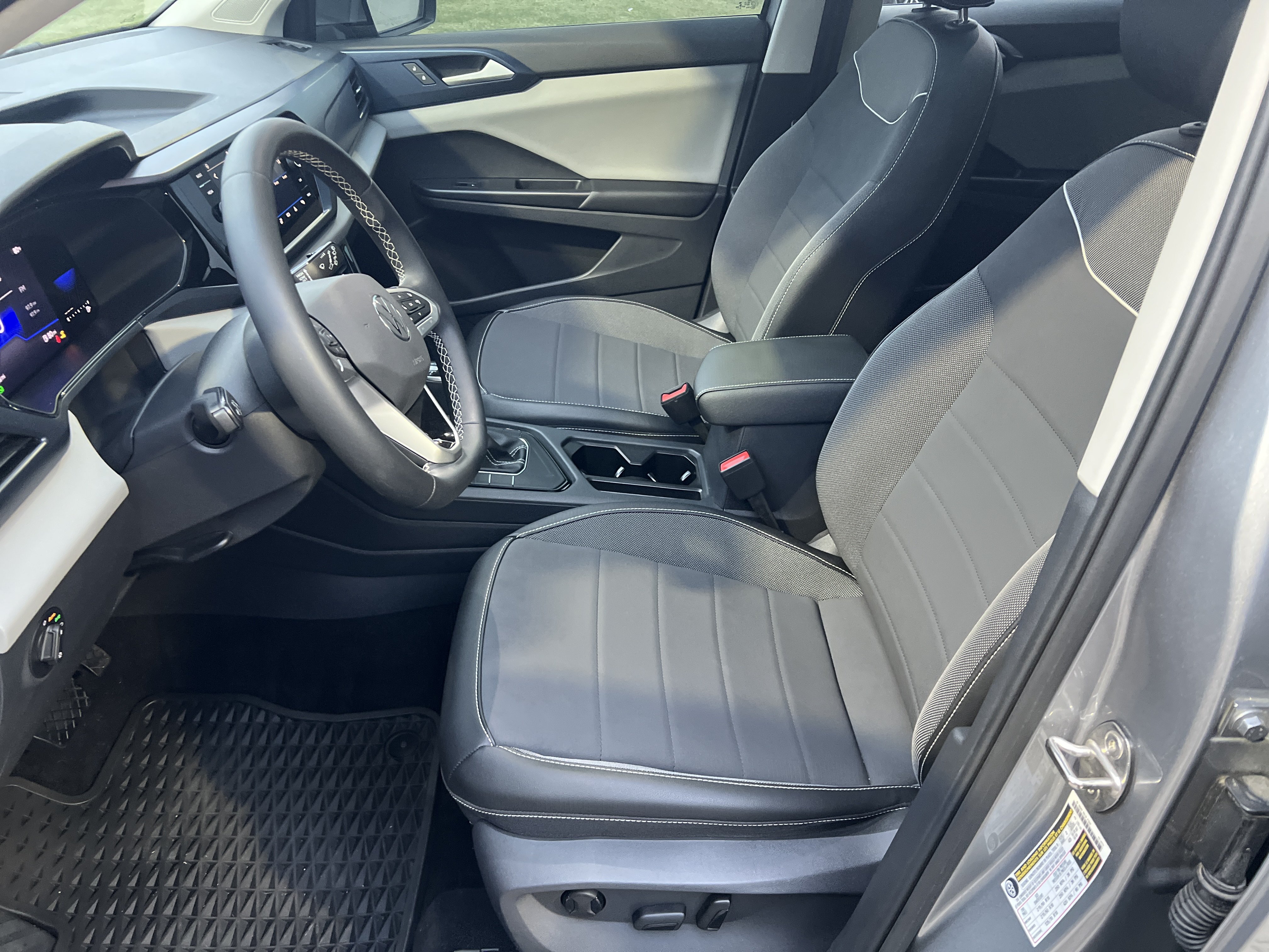 Used 2023 Volkswagen Taos SE w/ Panoramic Sunroof Package FWD image 13