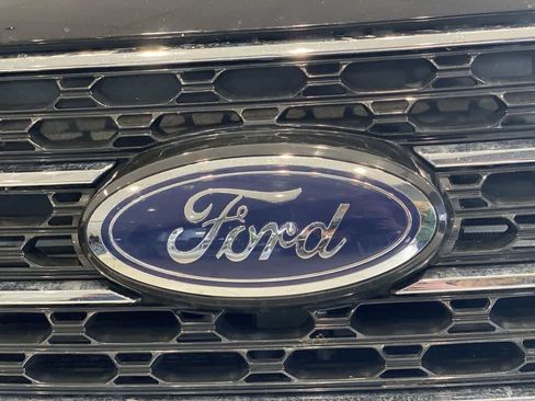 Used 2023 Ford Explorer XLT image 10