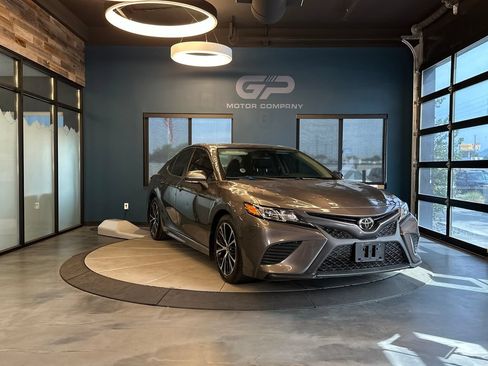 Used 2020 Toyota Camry SE w/ Moonroof Package AWD/4WD image 1