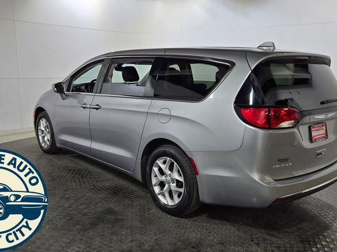 Used 2019 Chrysler Pacifica Touring Plus w/ Tire & Wheel Group FWD image 5