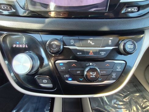 Used 2018 Chrysler Pacifica Touring-L FWD image 24