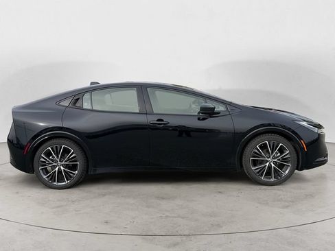 Used 2024 Toyota Prius XLE FWD image 4