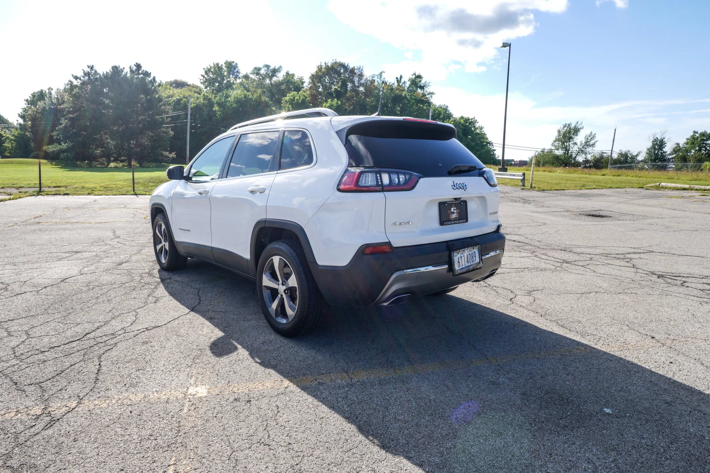 Used 2019 Jeep Cherokee Limited w/ Luxury Group AWD/4WD image 2