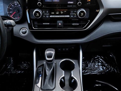 Used 2020 Toyota Highlander LE image 14