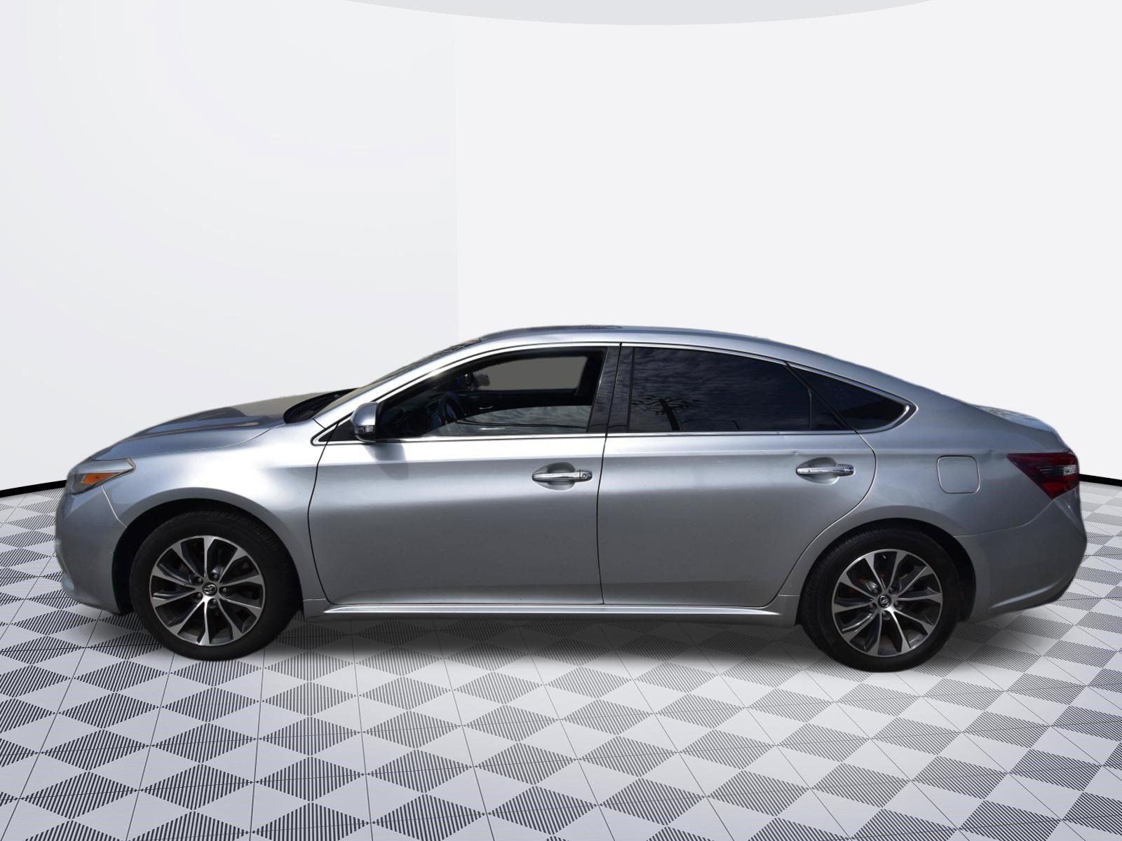 Used 2018 Toyota Avalon XLE Plus w/ All Weather Liner Package FWD image 3
