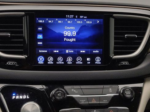 Used 2017 Chrysler Pacifica Touring-L FWD image 25