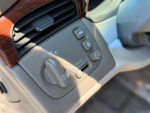 Used 2005 Cadillac De Ville FWD image 18