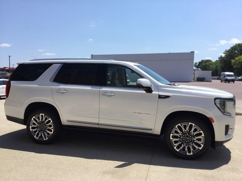 Used 2022 GMC Yukon Denali w/ Denali Premium Package AWD/4WD image 4