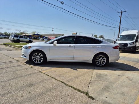 Used 2017 Ford Fusion SE w/ Fusion SE Technology Package image 9