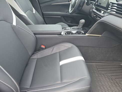 Used 2025 Toyota Camry SE image 12