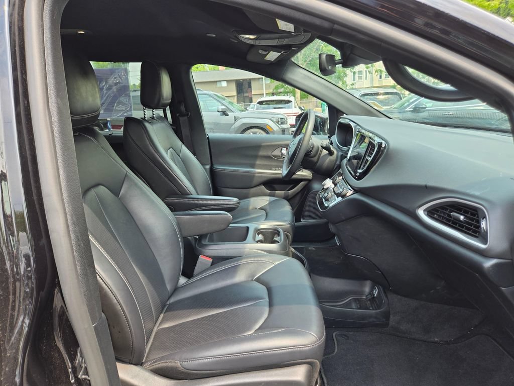 Used 2025 Chrysler Pacifica Select FWD image 11