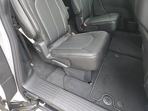 New 2026 Chrysler Pacifica Select image 78