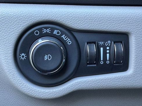 Used 2024 Chrysler Pacifica Touring-L image 13