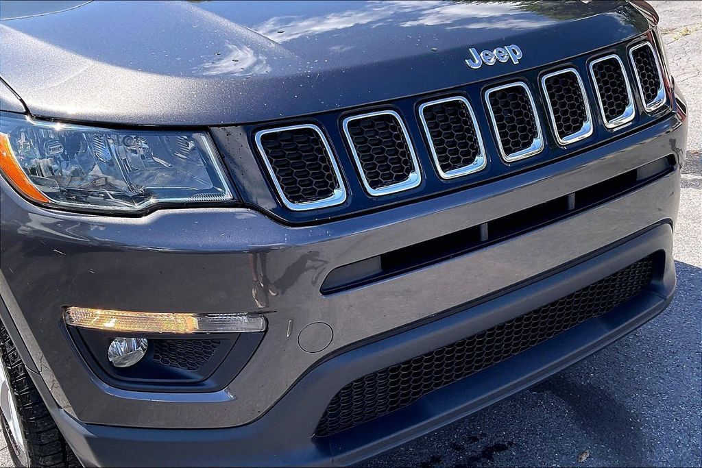 Used 2018 Jeep Compass Latitude w/ Cold Weather Group AWD/4WD image 29