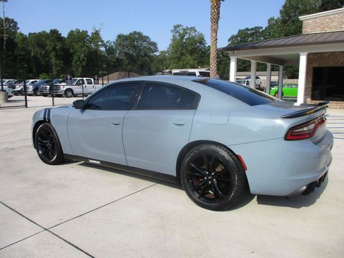 Used 2018 Dodge Charger SXT w/ Blacktop Package RWD image 4