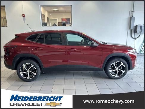 Used 2024 Chevrolet Trax RS w/ Driver Confidence Package image 2