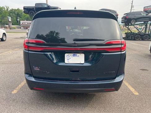 Used 2025 Chrysler Pacifica Limited FWD image 4